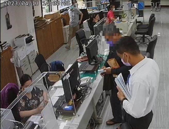 花莲县新城乡一名林姓酒驾累犯，目前正5度因酒驾入监服刑，由于他积欠政府共计19万元的罚缓、税金等，名下不动产遭执行署花莲分署查封，最后只能请家人出面缴清。（执行署花莲分署提供／罗亦晽花莲传真）