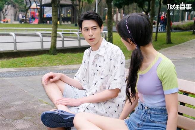 鄭芯恩和Teddy在公園拍戲，冷到抖腳。（TVBS提供）