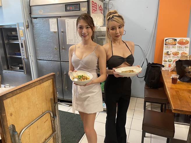 雪碧（右）、林彤進行炒飯PK。（池宗玲攝）