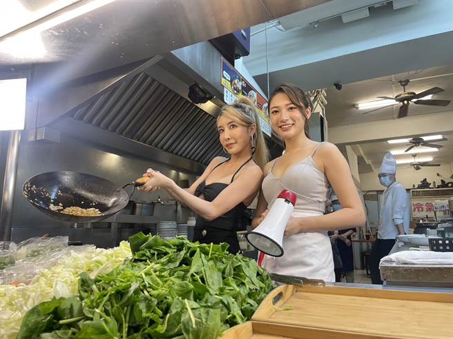 林彤（右）指導雪碧翻鍋炒飯。（池宗玲攝）