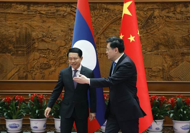 中国国务委员兼外长秦刚（右）17日与访华的寮国副总理兼外长沙伦赛举行会谈。（摘自大陆外交部网站）