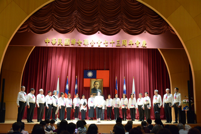 4月17日是中华民国妇女联合会的创会纪念日，妇联会于下午二时在台北市美龄楼八楼礼堂举行感恩茶会，中华美韵合唱团演唱了「鹏程万里」、「合家欢」，復兴岗校友合唱团演唱「木棉道」、「童年」等歌曲，备感温馨。（妇联会提供）