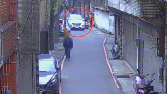 机车与汽车发生小碰撞。（简铭柱翻摄）