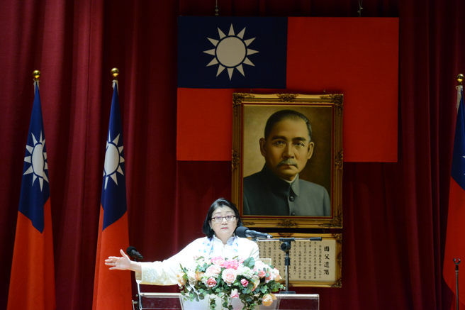 茶会由雷倩主任委员主持，她在致词时指出，妇联会由蒋夫人宋美龄女士创办，目的在于爱国敬军，服务群眾。她说，妇联会这几年来受到党产会和内政部的重重打压，以莫须有的罪名加诸这个纯粹为人民服务的团体，我们决不会退让！（妇联会提供）