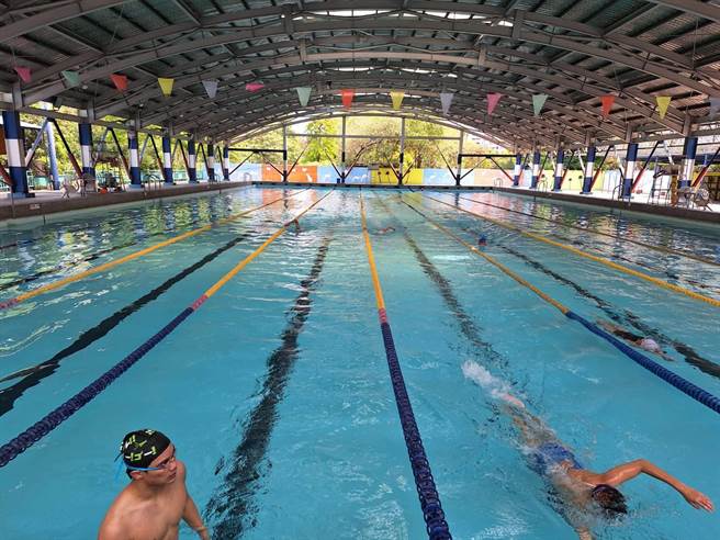 高市府教育局17日也宣布，高雄市所属学校设有游泳池者暂停实施游泳教学。（资料照片）