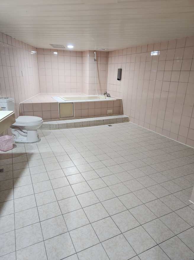 妈妈分享灵异房间超大浴室的照片。（翻摄自爆废公社脸书）