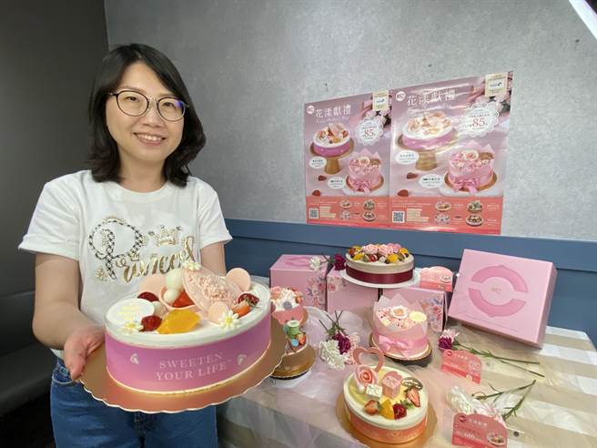 85℃以「花漾獻禮」為主題一口氣推出6款蛋糕應戰，造型有繽紛的花束蛋糕、馨愛珠寶盒和甜蜜手中線，款款兼具口感又具高顏值。（馮惠宜攝）