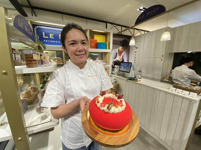 「樂沐糕餅舖」推出「莓果花園」蛋糕，莓紅色的牛奶慕斯蛋糕，以奶霜搭佐覆盆子、草莓酒凍與苦香巧克力裝飾花圈，造型超吸睛。（馮惠宜攝）