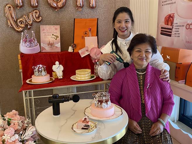 台中法布甜主打草苺皇冠蛋糕打卡拍照NO.1！前100名訂購的客人，還贈送價值599元筋膜槍。（馮惠宜攝）