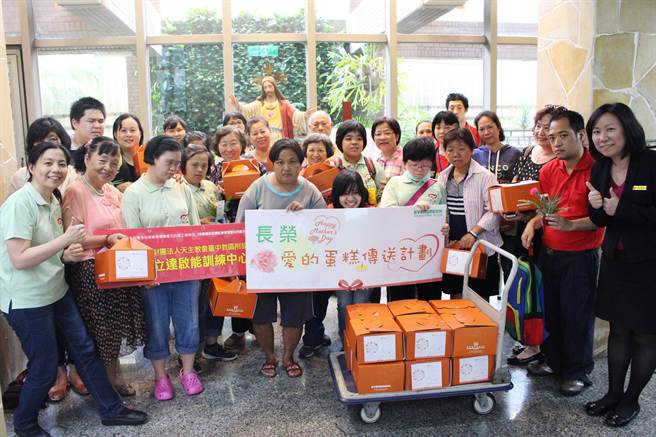 長榮桂冠酒店(台中)母親節蛋糕買一捐一送給弱勢媽媽正式進入第10年。（長榮桂冠酒店提供／馮惠宜台中傳真）