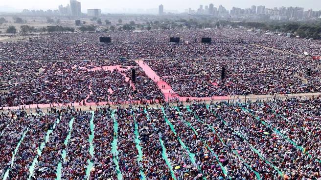 在印度新孟买举行的平民杰出成就颁奖典礼，会场没有足够的遮荫，多人中暑。(图/马哈拉施特拉邦政府)