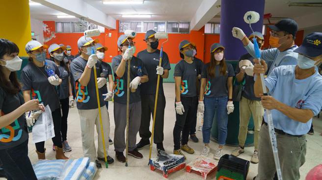 （远雄集团同仁卷起袖子组成志工团队，开展公益修缮服务。图／业者提供）