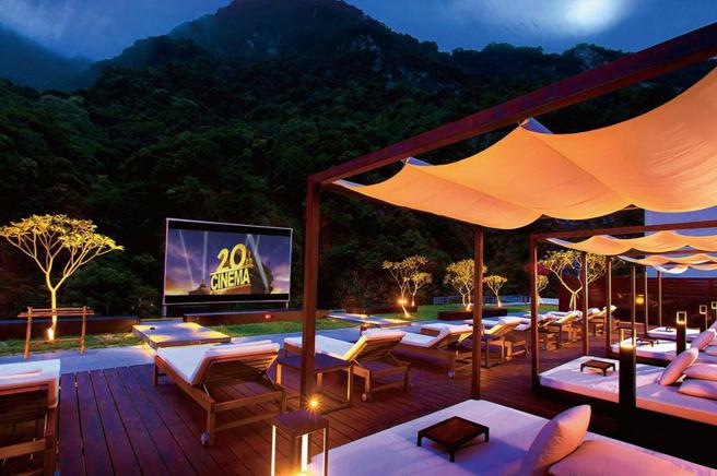 （母親節陪媽媽到太魯閣晶英酒店度假，可和媽咪體驗全台唯一峽谷星空影院，仰望即是無光害的靜謐夜空。圖／太魯閣晶英酒店提供）