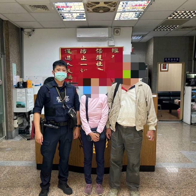 警员赖纪达与妇人及家属合影。（简铭柱翻摄）