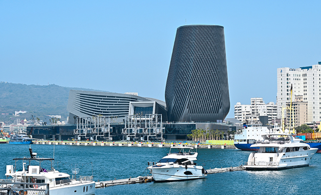 高雄港旅運中心以海浪流體動態為設計意象，遠看有如巨型鯨魚棲息港灣，外觀充滿未來科技感。(攝影/Carter)
