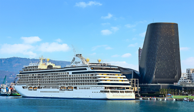 馬紹爾籍豪華郵輪「七海探索者號」停靠高雄港旅運中心。(攝影/Carter)
