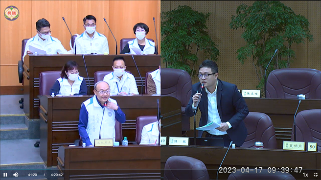 桃园市文化局长邱正生不识「423世界阅读日」。(蔡依珍摄)