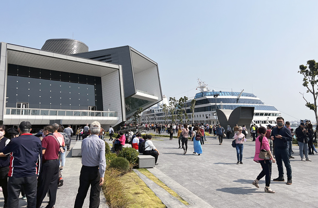 3樓海岸步道面積達1500坪，提供市民、郵輪旅客登臺觀景，當有豪華國際級郵輪靠泊，更是高雄港獨特限定美景。(攝影/李佩蓉)
