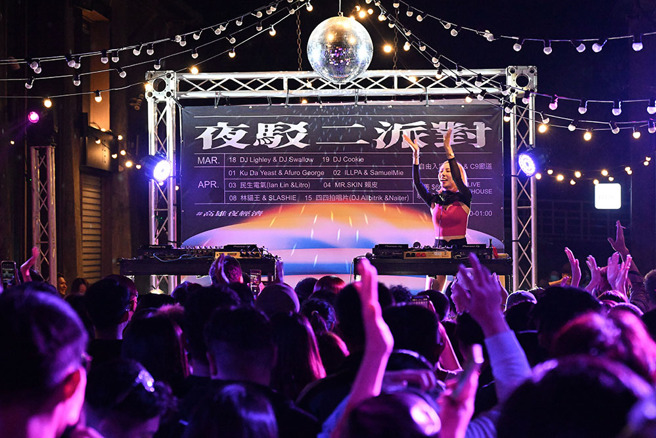 「夜驳二派对」精选美食餐饮品牌及人气DJ，欢迎所有还舍不得睡的歌迷们相约驳二续摊。(摄影/Carter)
