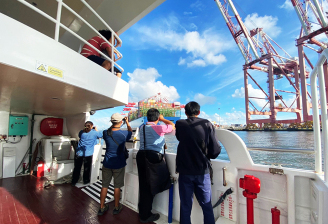 搭乘文化游艇观光，是从海上认识高雄的绝佳选择。(图片提供/高市府文化局)

