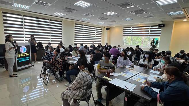 麦当劳金门店与升恒昌及金湖饭店，今日下午举行联合徵才活动，吸引近百人争相前来应徵。(图／金门就业中心提供)