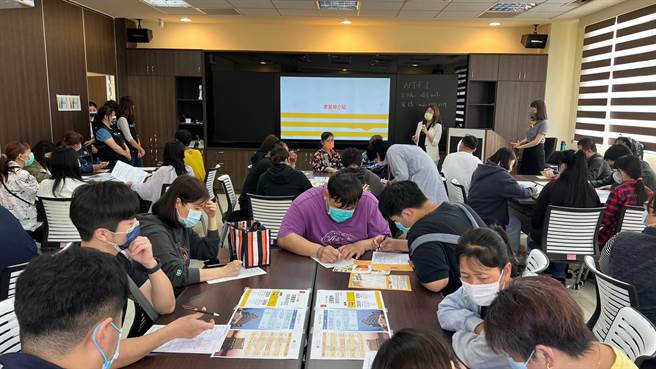 徵才厂商详尽介绍公司简介与薪资福利说明，让现场求职者了解各项职缺工作内容。(图／金门就业中心提供)