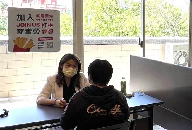 即将于金门展店的麦当劳吸引不少民眾应徵职缺，显见该厂商对于金门民眾的吸引力。(图／金门就业中心提供)