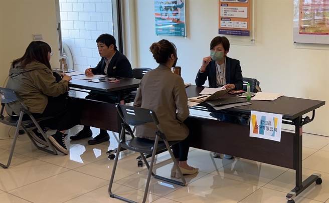 升恒昌与金湖饭店备战小三通及开放陆客来金之观光人潮，大举徵才以补实一线营运人力。(图／金门就业中心提供)