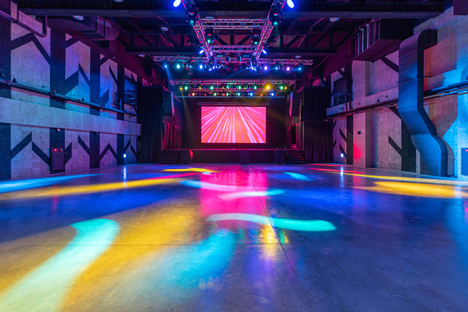 後台Backstage Live佔地275坪、挑高9米的室內空間，無任何柱體及死角影響視野，可容納700至1000人，備有演唱會等級音響與燈光設備、LED電視牆等。(圖片提供/KKLIVE)
