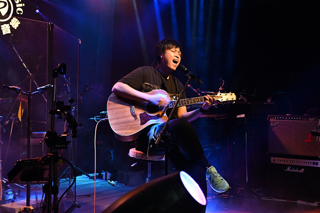 洛克音樂藝文展演空間經營者劉洛克，擁有10多年經驗的樂團主唱，也是擁有20多萬名粉絲追蹤的直播主。(攝影/Carter)
