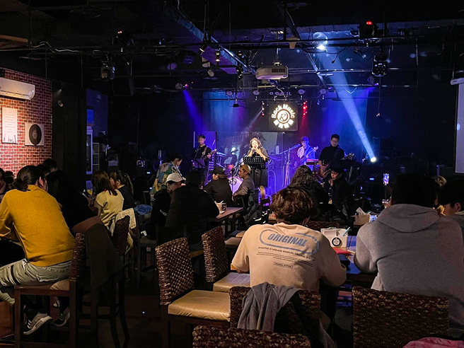 不定期舉辦洛克好聲音活動，提供對音樂表演或創作有興趣的素人表演舞臺。(圖片提供/洛克音樂藝文展演空間)
