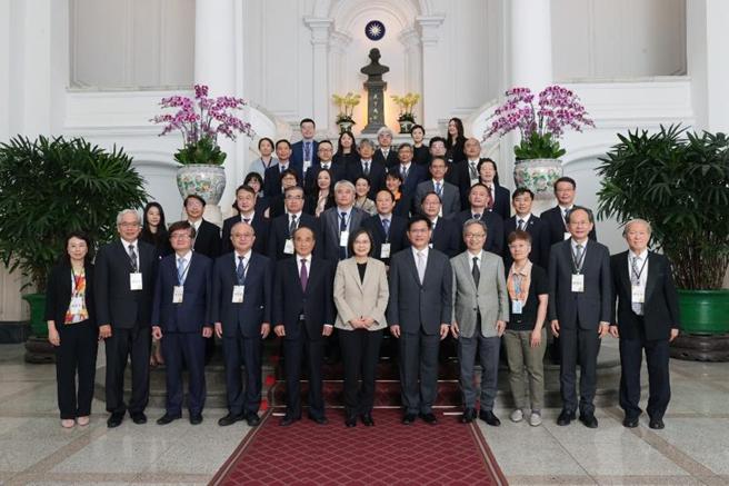 （国家生技医疗品质奖28个获奖团队获总统接见勖勉。图／生策中心提供）