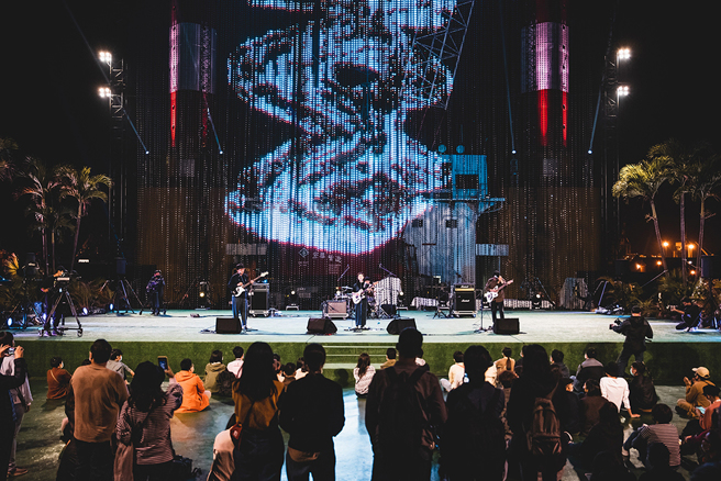 站上「2021跨百光年」海上舞臺，在海中央演奏歌曲，淺堤直呼「真的很帥氣！」(圖片提供/高雄市政府文化局)
