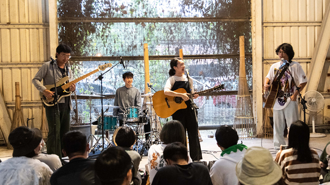 策劃「環島大亨」12場環島表演，過程艱辛又快樂，走訪宜蘭、花蓮、臺東等臺灣各角落，唱歌給各地的歌迷聽。(圖片提供/淺堤樂團)
