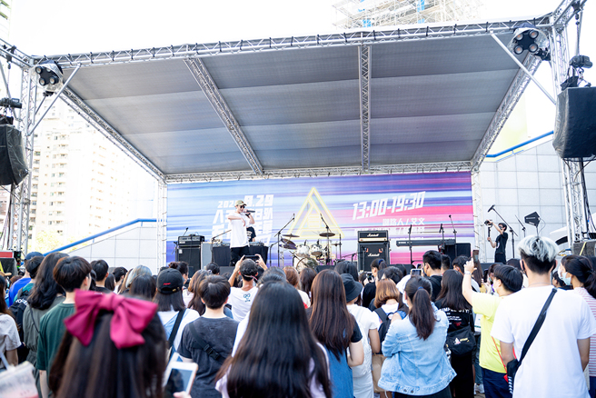 企劃活動需要創意，KKLIVE曾在高雄巨蛋舉辦八三夭樂團的生日趴，在場外搭起舞臺提供年輕創作者表演，並結合創意市集等元素，讓一場演唱會搖身變成嘉年華會。(圖片提供/KKLIVE)
