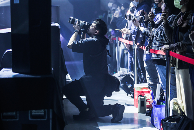 演唱會攝影師翁偉中攝影資歷11年，他發現拍攝演唱會不能拍自己喜歡的，而是要去了解歌迷在乎、喜歡的部分，站在歌迷的角度拍攝。(圖片提供/翁偉中)
