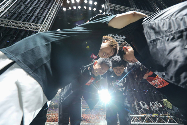 演唱會攝影師翁偉中，拍攝過上百場五月天演唱會，最印象深刻的作品是，當團員齊聚謝幕，他即時決定鑽到他們底下拍攝，深受歌迷喜歡。(圖片提供/五月天/相信音樂，攝影/翁偉中)
