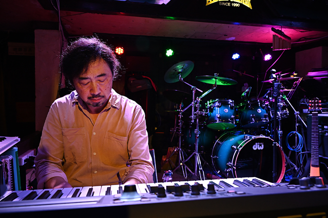 藍色狂想創辦人紀華麟為藍色狂想樂團super band團長，曾獲第20屆金曲獎流行演奏類最佳作曲人獎，因熱愛爵士藍調，創立高雄第一間Live Pub，帶起高雄音樂Pub風潮。(攝影/Carter)
