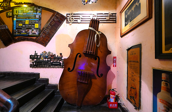 走上藍色狂想二樓，大提琴及音符布置映入眼簾，相當有氣氛。(攝影/Carter)
