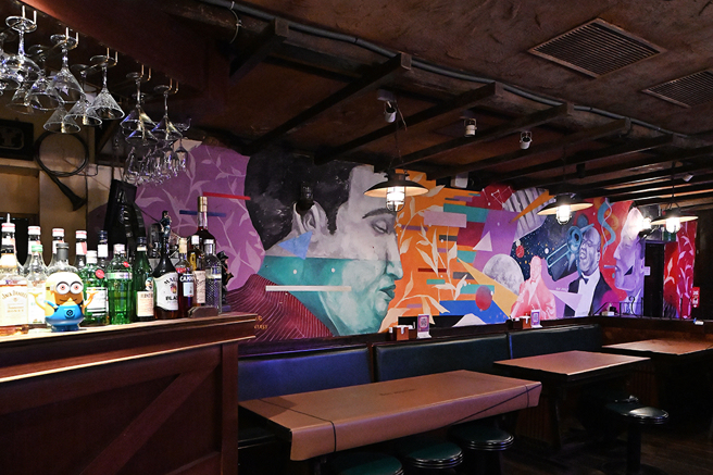 藍色狂想音樂餐廳裡的大面彩繪牆，是向《藍色狂想曲》創作者蓋希文致敬，也是店名的由來。(攝影/Carter)
