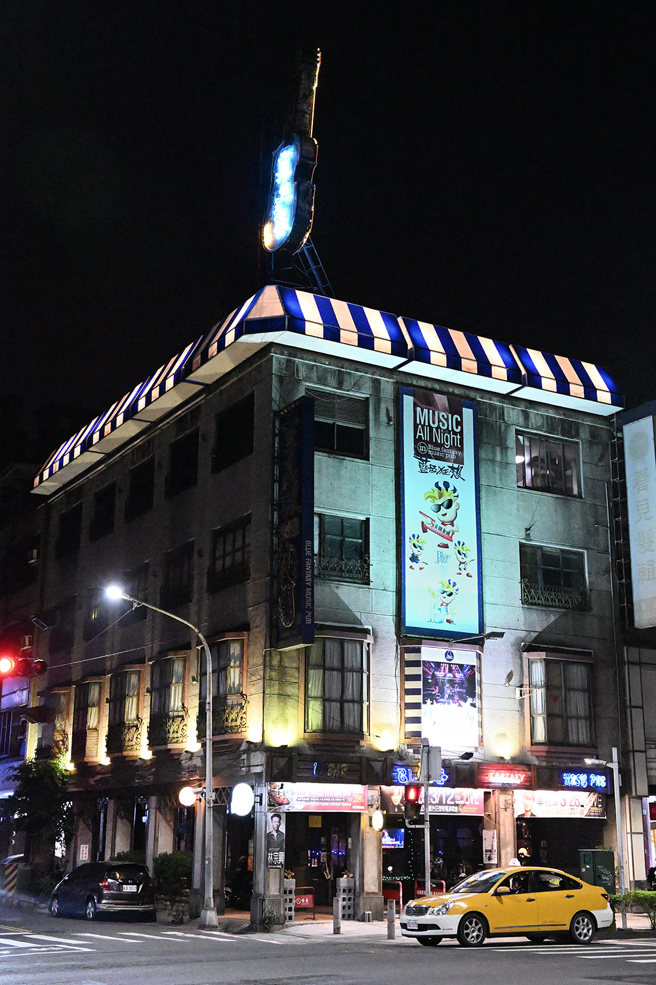 由知名音樂人紀華麟開設的藍色狂想音樂餐廳，33年來屹立不搖，是高雄音樂Pub的先驅。(攝影/Carter)
