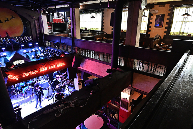 藍色狂想音樂餐廳裝潢設計懷舊有巧思，從二樓也能清楚看見樓下Live Band表演。(攝影/Carter)
