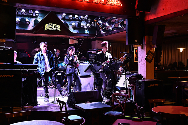 藍色狂想音樂餐廳每天都有Live音樂表演，相較於演唱會的遠距離，聽眾與Live Band距離很近，小空間聽音樂的氛圍無可取代。(攝影/Carter)
