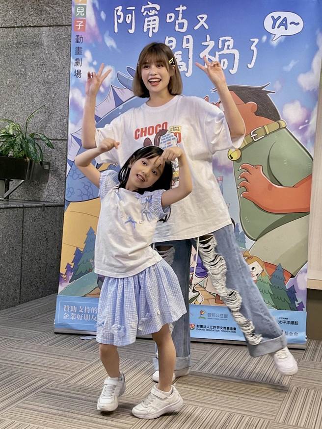 《阿宁咕又闯祸了YA～》夏宇童（后）带同门5岁童星以宁优格一起看戏。（梦田影像提供）
