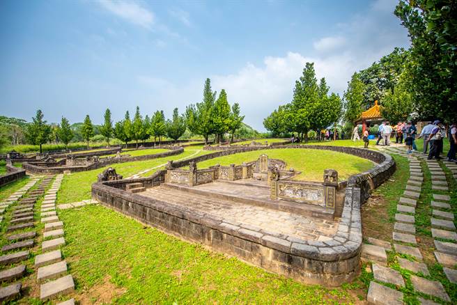 桃园市副市长苏俊宾现勘「李金兴公家族墓园」。(市府提供／蔡依珍桃园传真)