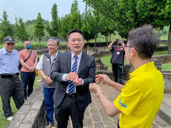 桃园市副市长苏俊宾现勘「李金兴公家族墓园」。(市府提供／蔡依珍桃园传真)