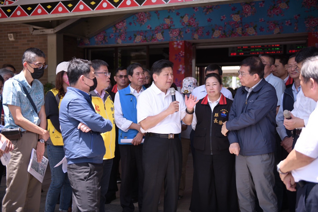 立委傅昆萁今特请立法院交通委员会「考察花莲地区交通建设及震灾復建进度」，获得13项重大交通建设经费全由中央补助承诺。(戴志扬翻摄)