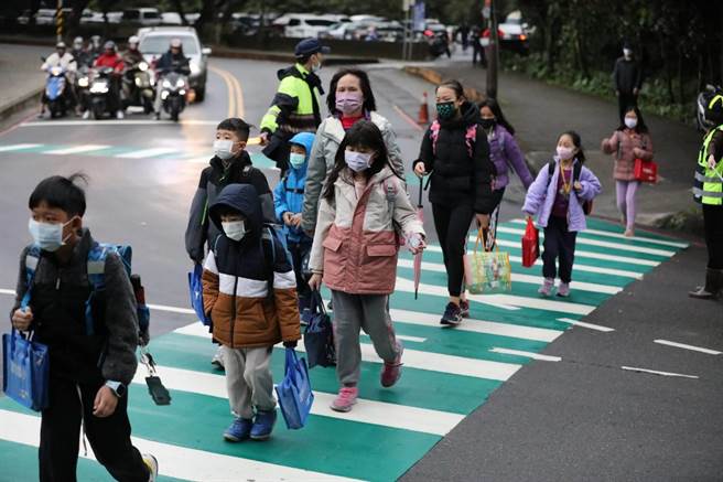 基隆市教育处表示，将会在本周内完成基隆市8校的校园周边暨行车安全道路需求规画书，送内政部营建署进行提案。（基隆市政府提供／张志康基隆传真）