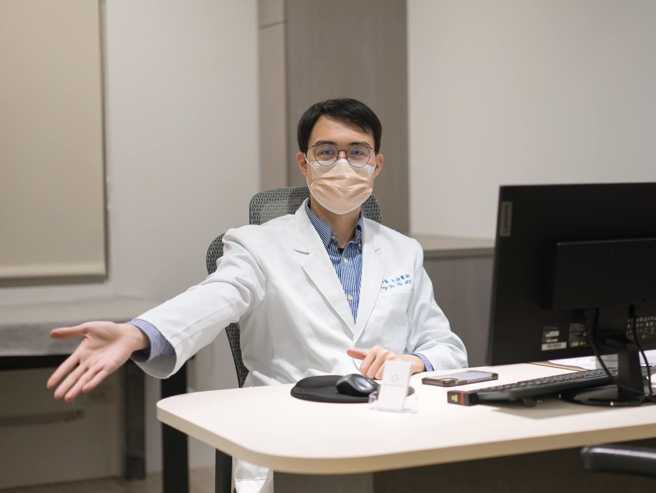 泌尿科名医顾芳瑜以高端割包皮手术打响名号，疑遭举报涉嫌替病患诈领保险费。（翻摄自顾芳瑜医师脸书）