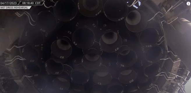 超巨型火箭底部，有32具火箭发动机，每一具都能调整姿态。(图/SpaceX)